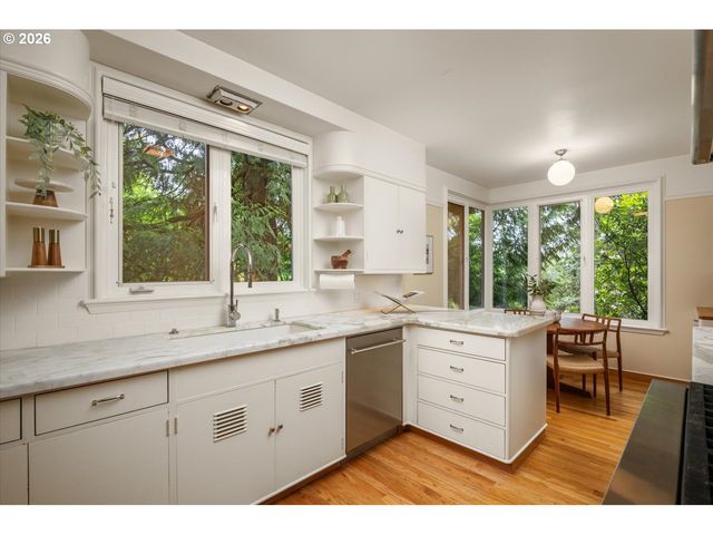 5040 Sw HILLTOP Ln, Portland, OR 97221