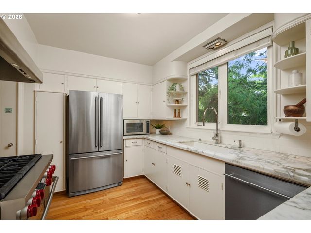 5040 Sw HILLTOP Ln, Portland, OR 97221