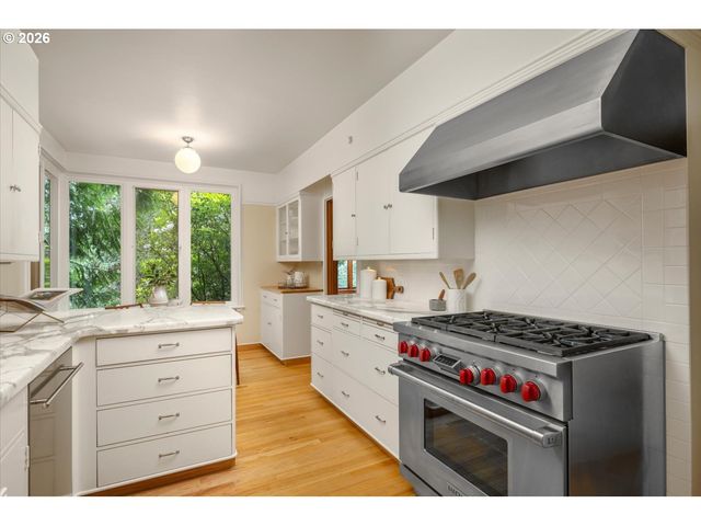 5040 Sw HILLTOP Ln, Portland, OR 97221