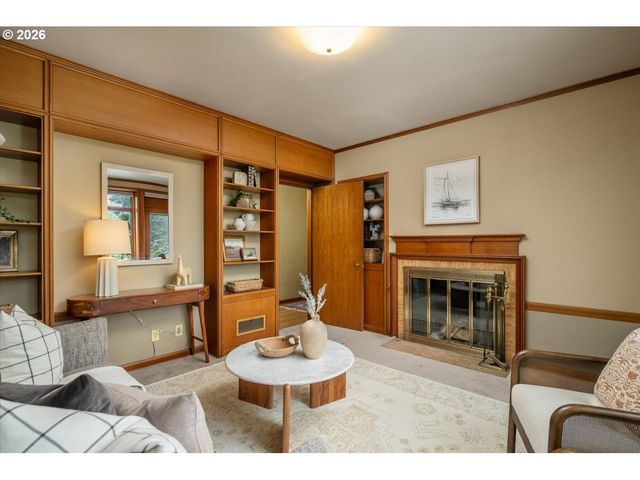 5040 Sw HILLTOP Ln, Portland, OR 97221