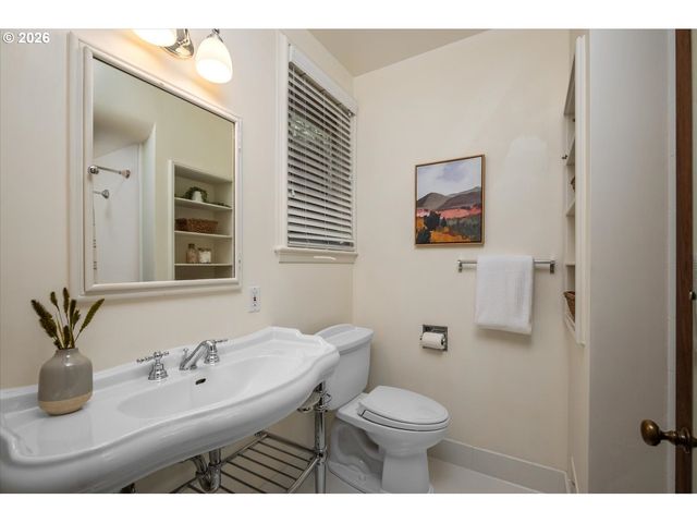 5040 Sw HILLTOP Ln, Portland, OR 97221
