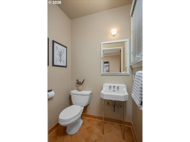5040 Sw HILLTOP Ln, Portland, OR 97221