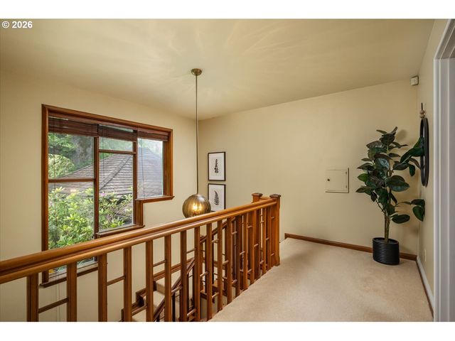 5040 Sw HILLTOP Ln, Portland, OR 97221