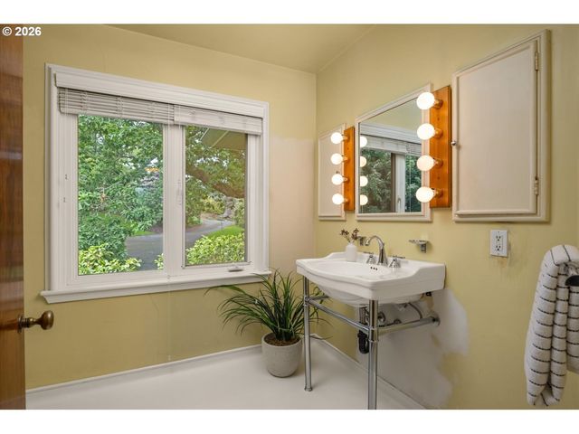 5040 Sw HILLTOP Ln, Portland, OR 97221