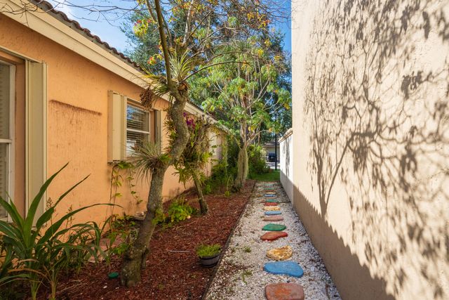4977 Victoria Circle, West Palm Beach, FL 33409