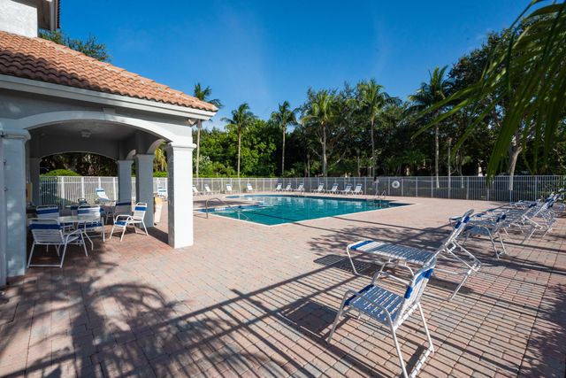 4977 Victoria Circle, West Palm Beach, FL 33409