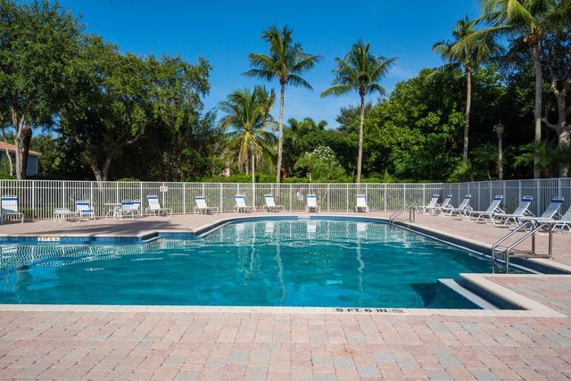4977 Victoria Circle, West Palm Beach, FL 33409