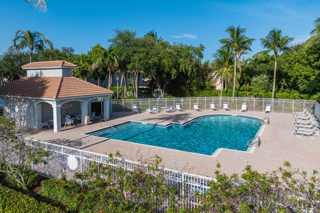 4977 Victoria Circle, West Palm Beach, FL 33409