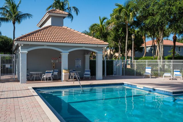 4977 Victoria Circle, West Palm Beach, FL 33409