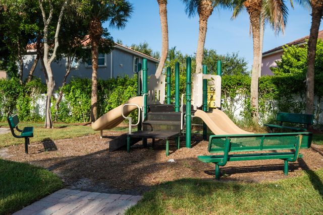 4977 Victoria Circle, West Palm Beach, FL 33409