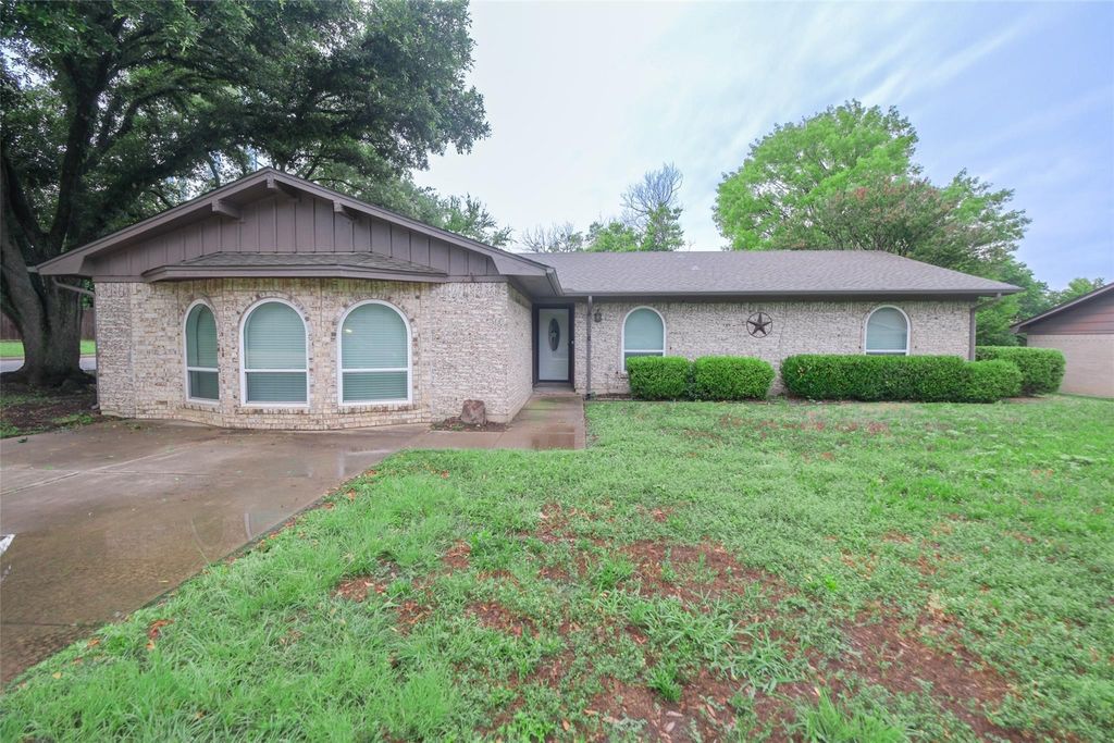 9708 Westpark Drive, Benbrook, TX 76126
