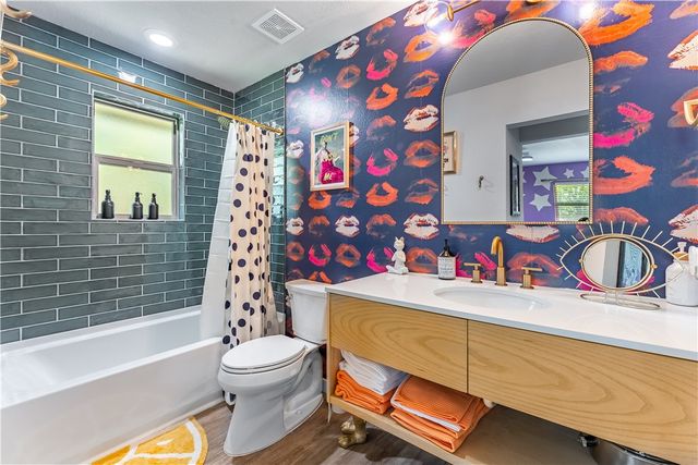 110 SE 11th Street, Bentonville, AR 72712