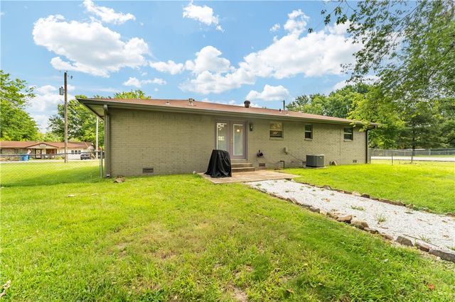 110 SE 11th Street, Bentonville, AR 72712