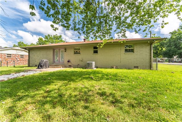 110 SE 11th Street, Bentonville, AR 72712