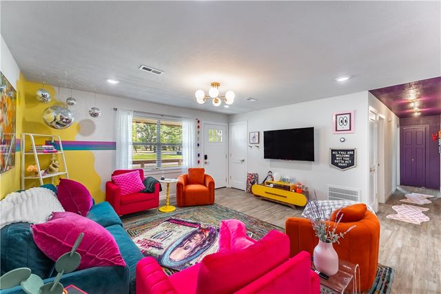 110 SE 11th Street, Bentonville, AR 72712