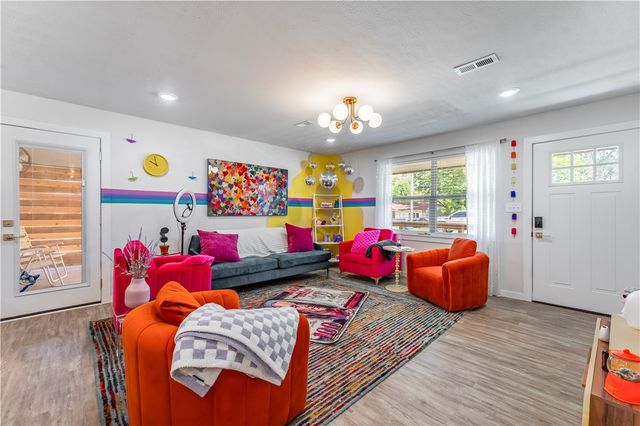 110 SE 11th Street, Bentonville, AR 72712