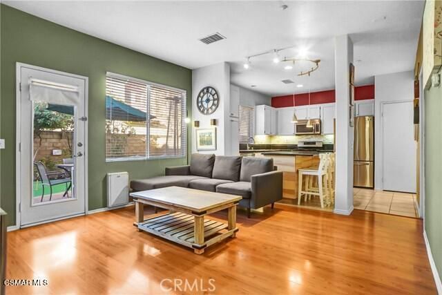 385 Owls Cove Lane, Simi Valley, CA 93065