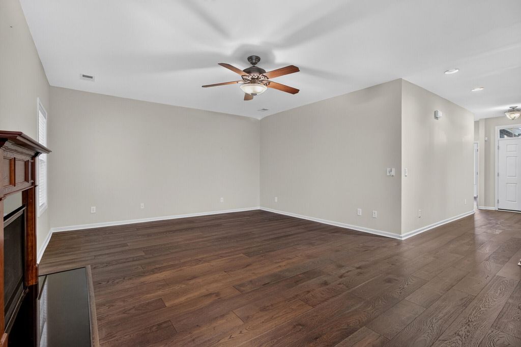 Image 8 of property listing at 8719 Evangeline Drive, North Charleston, SC 29420