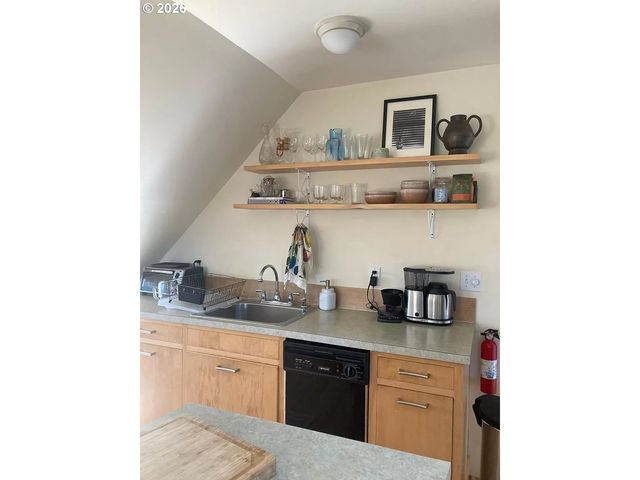 35 Ne 22ND Ave, Portland, OR 97232