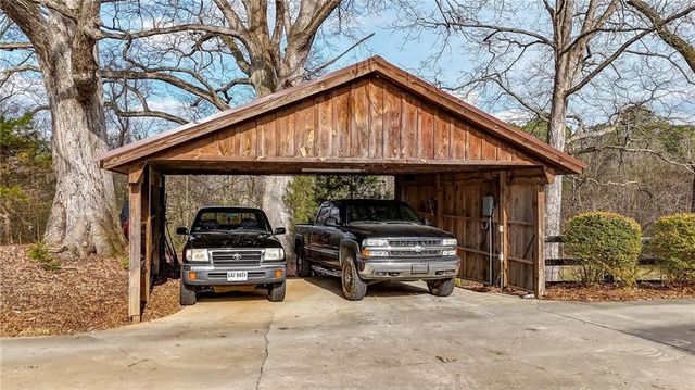 188 Richards NE Road, White, GA 30184