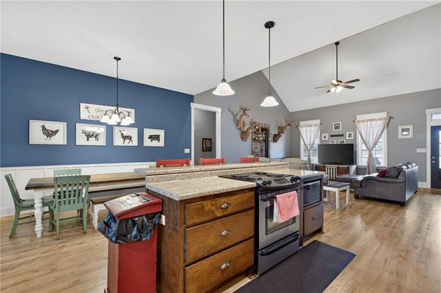 188 Richards NE Road, White, GA 30184