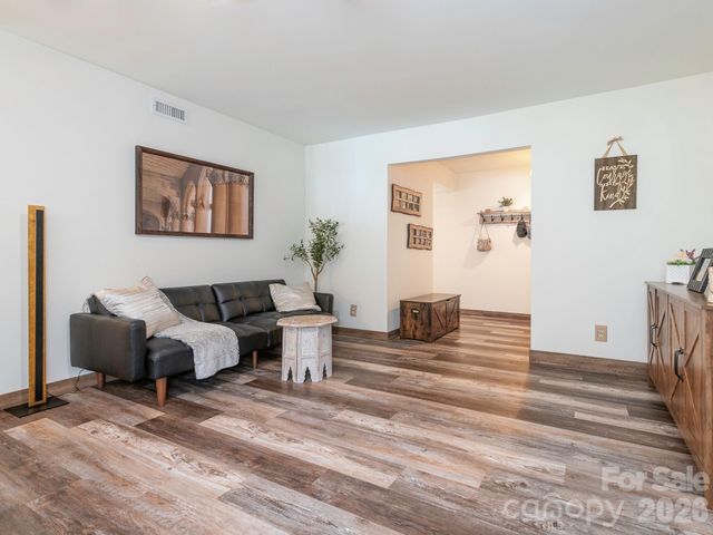 8340 Meadow Lakes Drive 8340, Charlotte, NC 28210