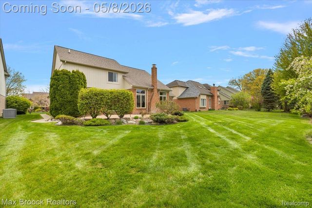 46597 Covington Drive, Macomb Township, MI 48044
