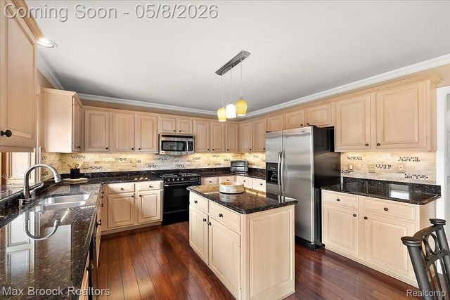 46597 Covington Drive, Macomb Township, MI 48044