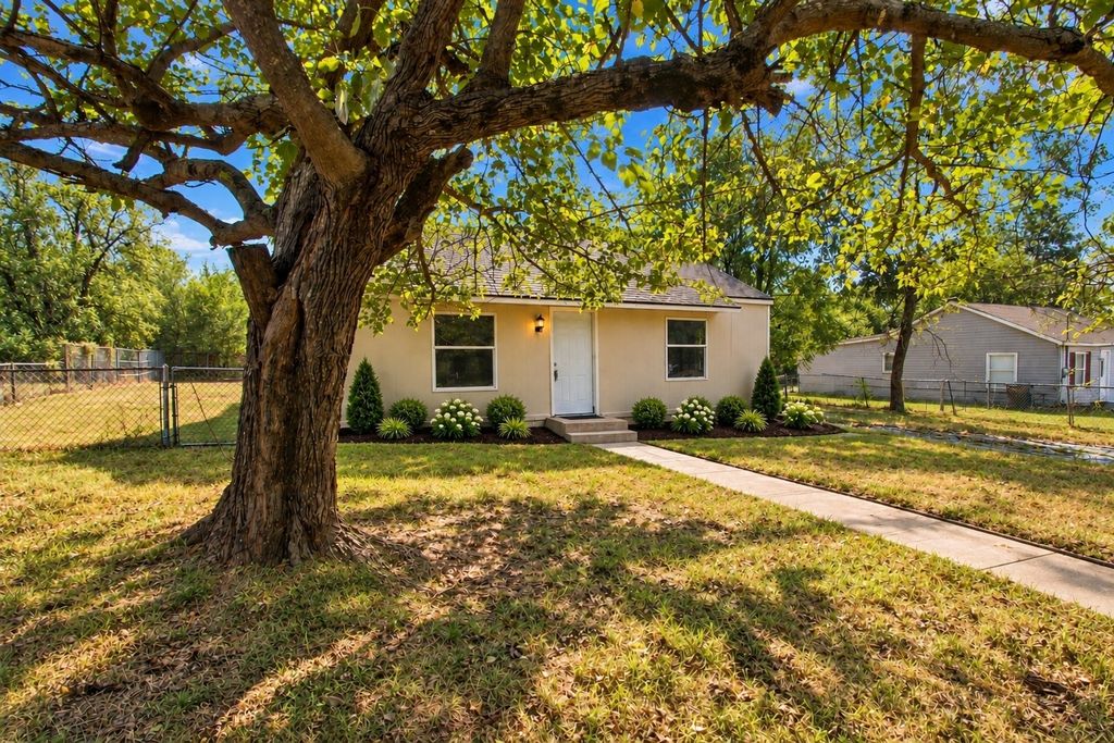 1504 S Travis Avenue, Denison, TX 75021