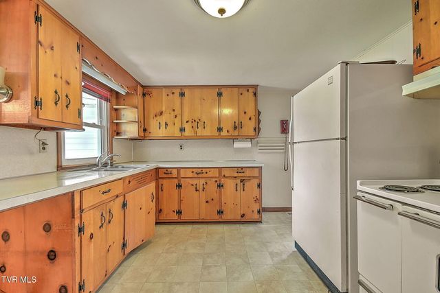 226 Concord Avenue, Mount Carmel, TN 37645