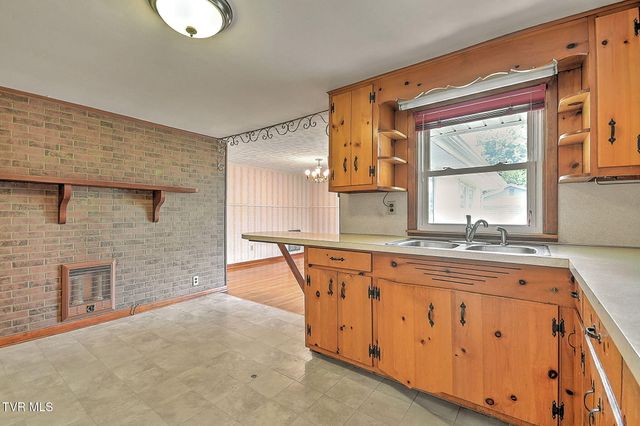 226 Concord Avenue, Mount Carmel, TN 37645