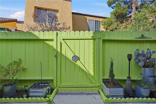 1400 Hialeah Drive B, Las Vegas, NV 89119