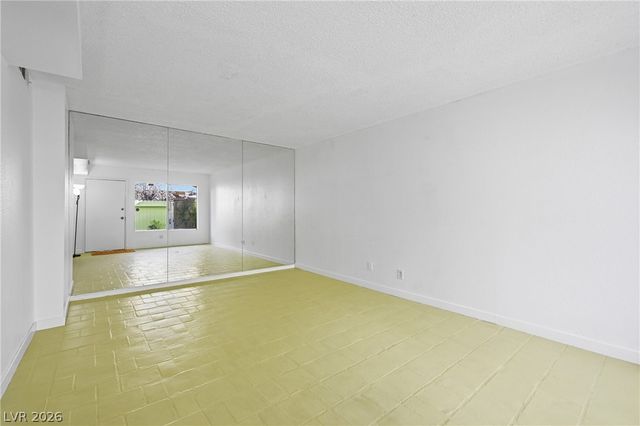 1400 Hialeah Drive B, Las Vegas, NV 89119