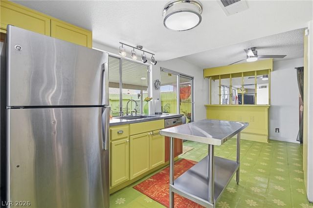 1400 Hialeah Drive B, Las Vegas, NV 89119