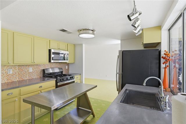 1400 Hialeah Drive B, Las Vegas, NV 89119