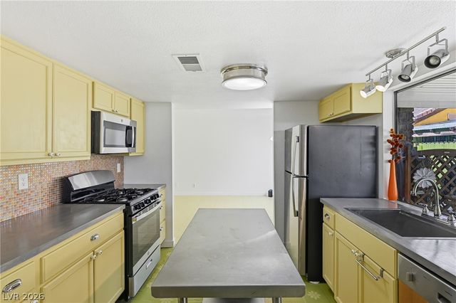 1400 Hialeah Drive B, Las Vegas, NV 89119