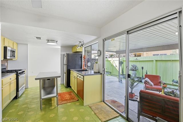 1400 Hialeah Drive B, Las Vegas, NV 89119