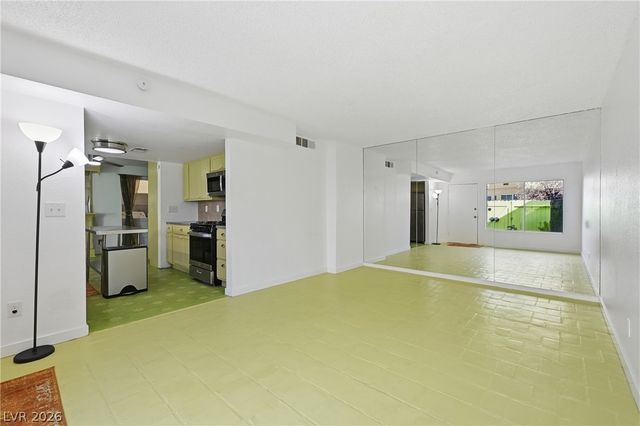 1400 Hialeah Drive B, Las Vegas, NV 89119