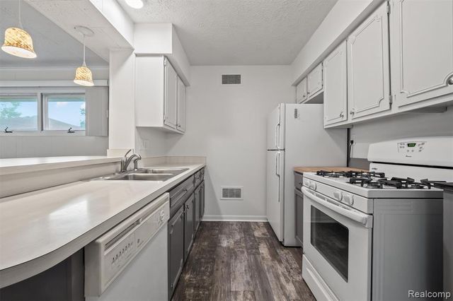 519 Essex Street, Clawson, MI 48017