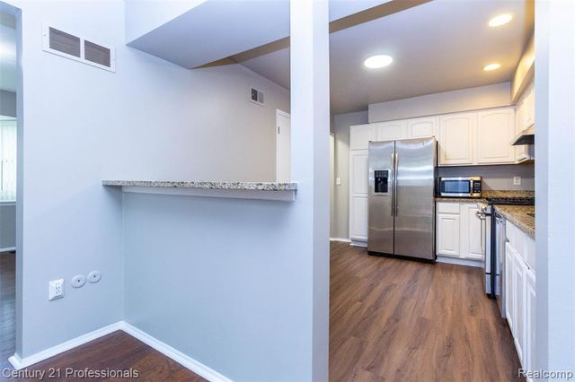 1634 Brentwood Drive, Troy, MI 48098
