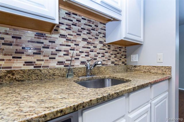 1634 Brentwood Drive, Troy, MI 48098