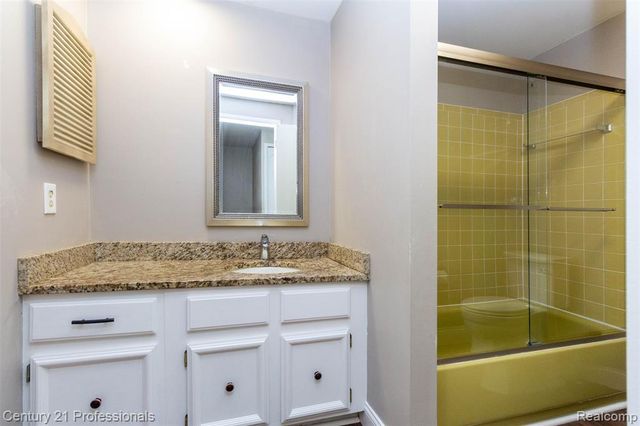 1634 Brentwood Drive, Troy, MI 48098