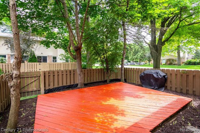 1634 Brentwood Drive, Troy, MI 48098