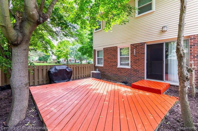 1634 Brentwood Drive, Troy, MI 48098