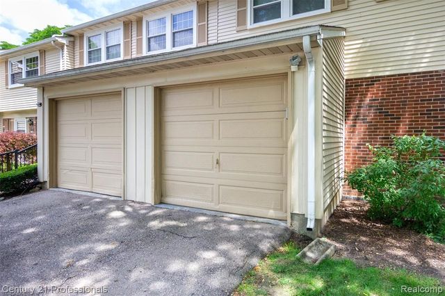 1634 Brentwood Drive, Troy, MI 48098