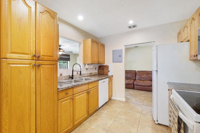 713 NE 35th Street, Oakland Park, FL 33334