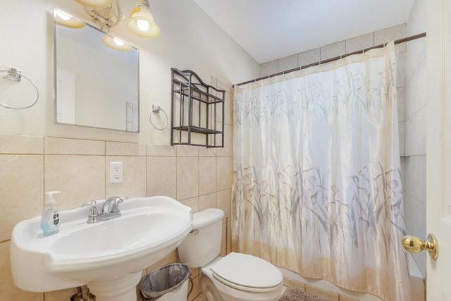 713 NE 35th Street, Oakland Park, FL 33334