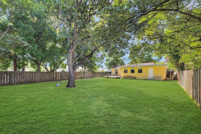 713 NE 35th Street, Oakland Park, FL 33334