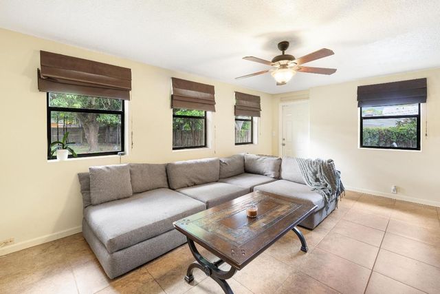 713 NE 35th Street, Oakland Park, FL 33334