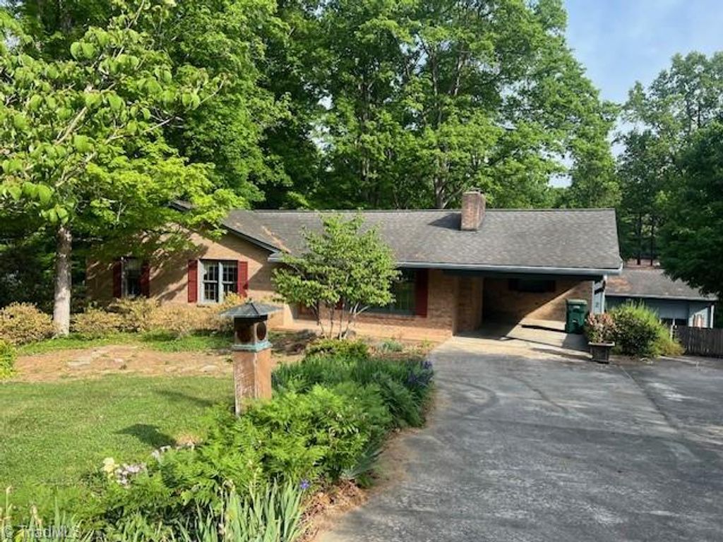 2 Echoview Circle, Lexington, NC 27292
